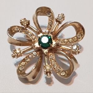 Floral Brooch with Emerald Green Center and Clear Crystal Rhinestones Vintage‎